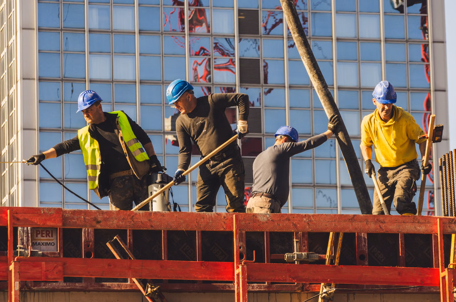 Bauarbeiten – Baustelle mit Bauarbeitern