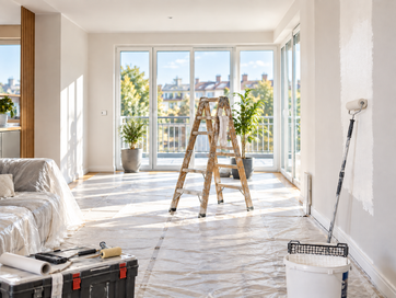 Renovierung – Malerarbeiten in einem hellen Wohnraum
